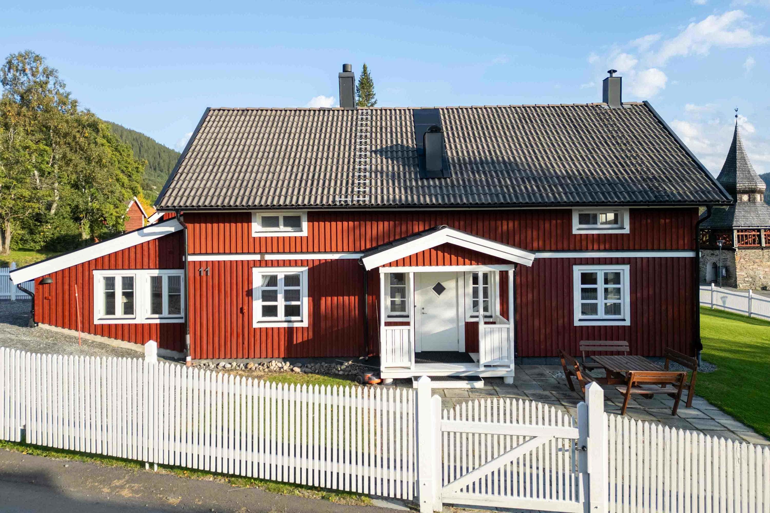 Åre family home, open-plan living room with fireplace, equipped kitchen, cozy bedrooms, private sauna, steps from ski lifts