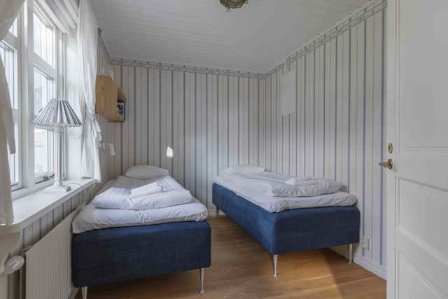 Åre family home, open-plan living room with fireplace, equipped kitchen, cozy bedrooms, private sauna, steps from ski lifts