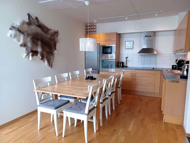 Two-story top-floor apartment in central Åre near ski lifts, with sauna, ski storage and garage parking