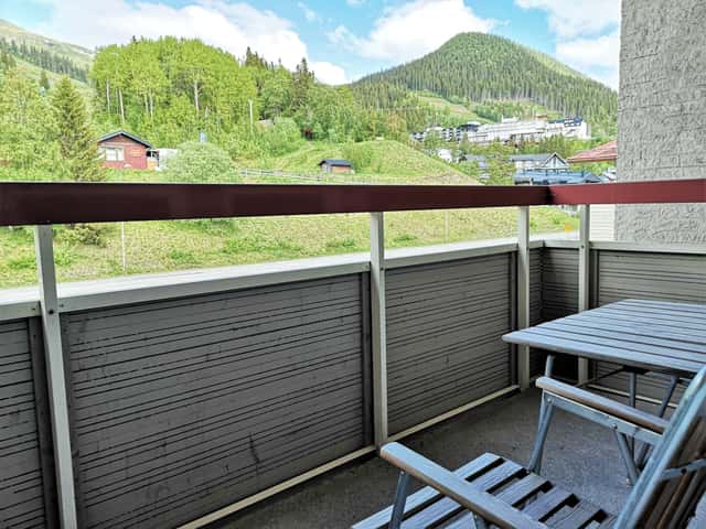 Apartment beside the slope near Åre Square with balcony, lift access and ski storage