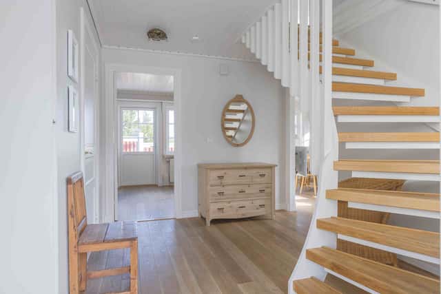 Åre family home, open-plan living room with fireplace, equipped kitchen, cozy bedrooms, private sauna, steps from ski lifts