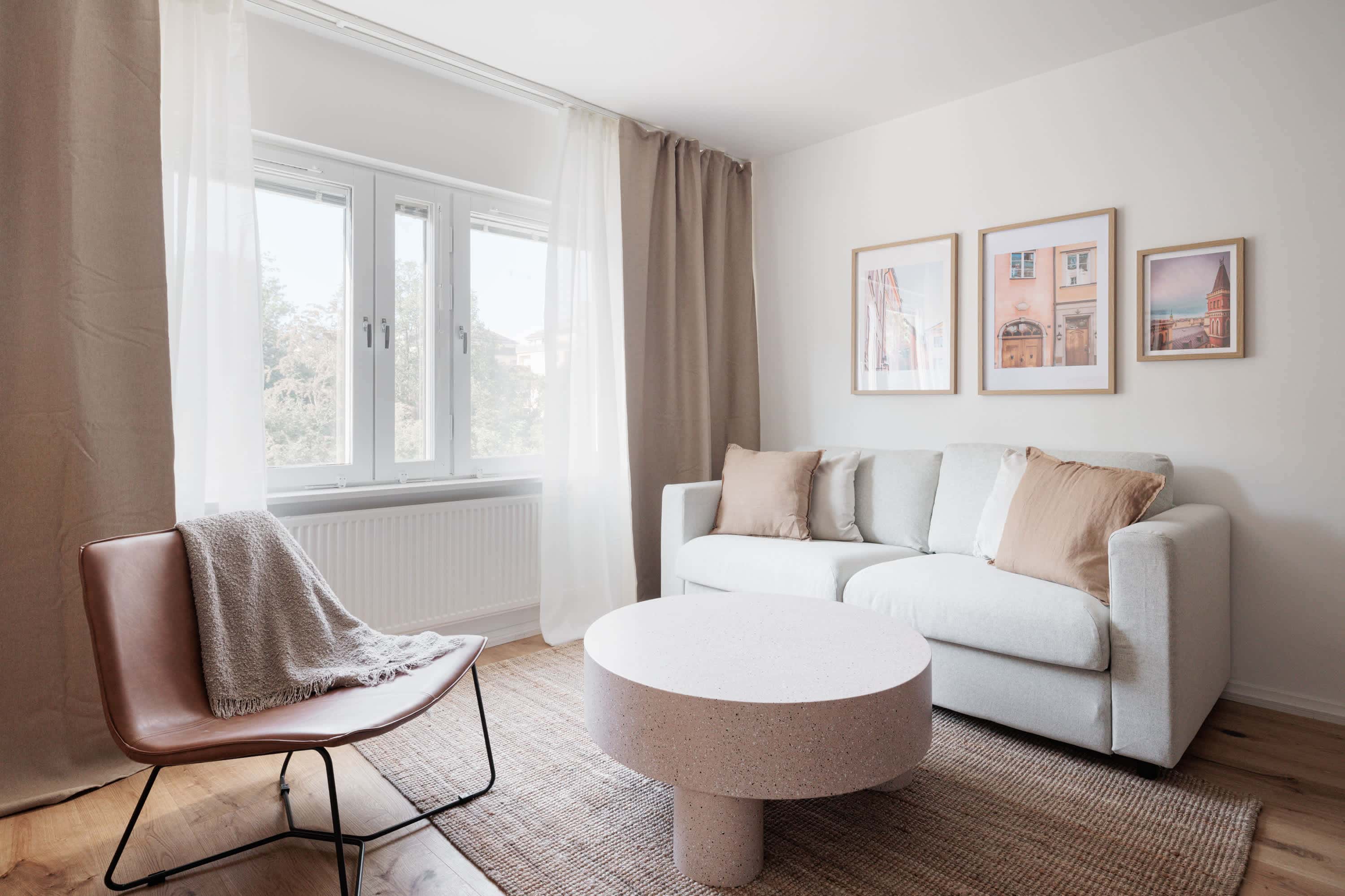 Ljust vardagsrum, modernt kök, mysigt sovrum och fräscht badrum i SoFo-lägenhet, Stockholm