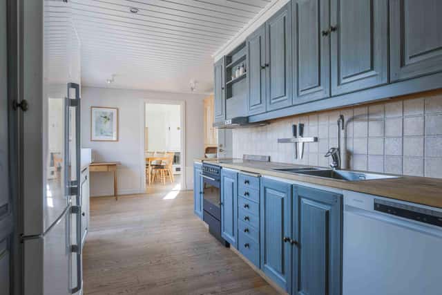 Åre family home, open-plan living room with fireplace, equipped kitchen, cozy bedrooms, private sauna, steps from ski lifts