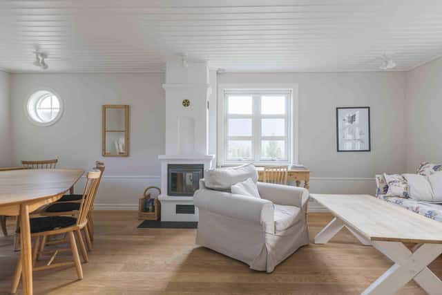 Åre family home, open-plan living room with fireplace, equipped kitchen, cozy bedrooms, private sauna, steps from ski lifts