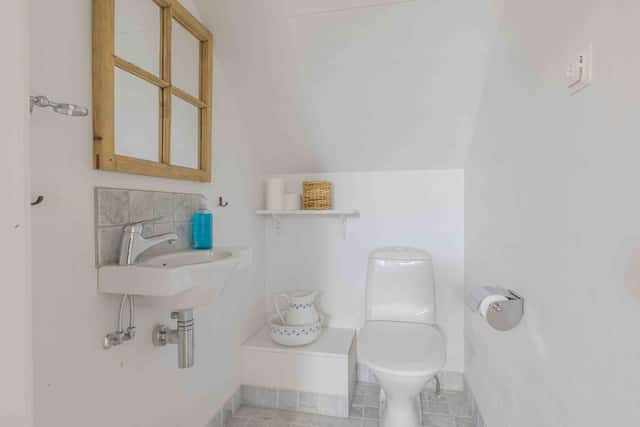 Åre family home, open-plan living room with fireplace, equipped kitchen, cozy bedrooms, private sauna, steps from ski lifts