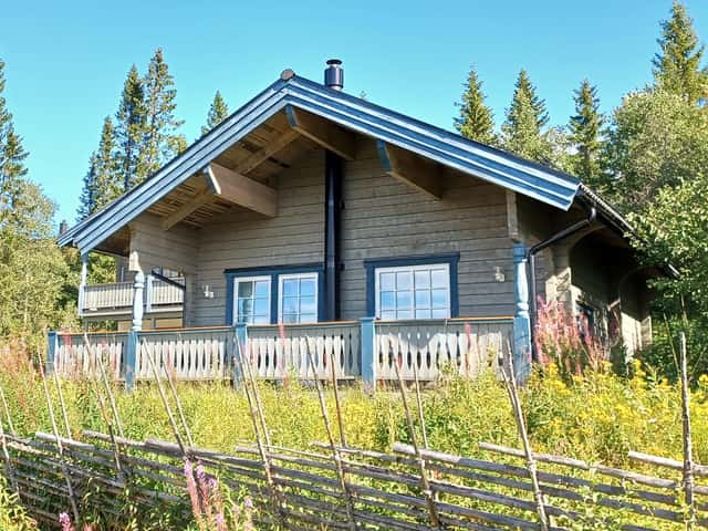 Detached cabin in Björnen Älgen, Åre near ski slope, with fireplace and south-facing patio.