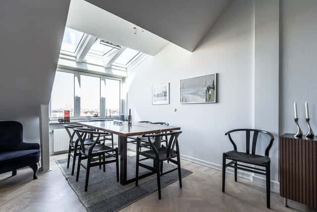 Södermalm Stockholmslägenhet med privat balkong och stadssilhuettutsikt