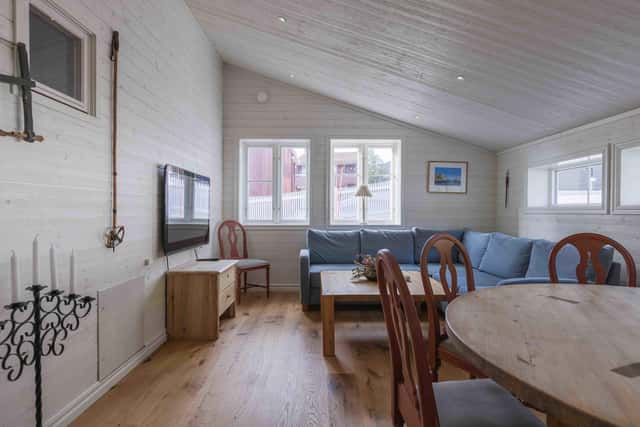 Åre family home, open-plan living room with fireplace, equipped kitchen, cozy bedrooms, private sauna, steps from ski lifts