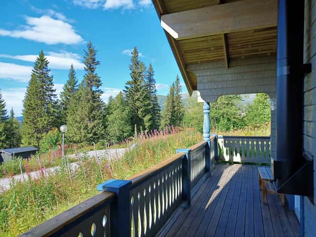 Detached cabin in Björnen Älgen, Åre near ski slope, with fireplace and south-facing patio.