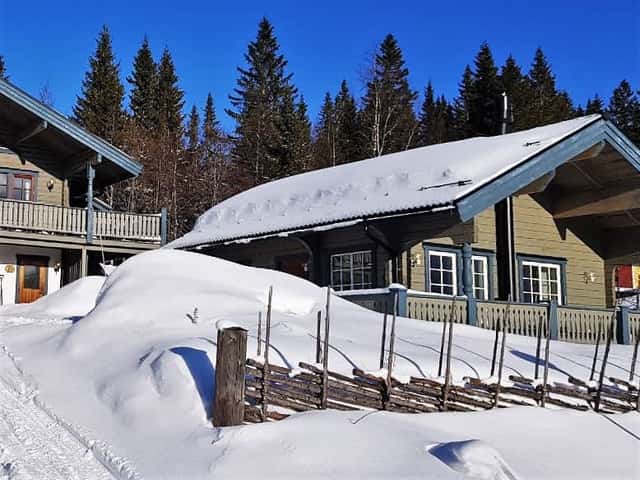 Detached cabin in Björnen Älgen, Åre near ski slope, with fireplace and south-facing patio.