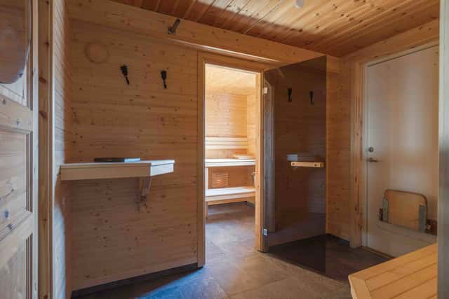 Åre family home, open-plan living room with fireplace, equipped kitchen, cozy bedrooms, private sauna, steps from ski lifts