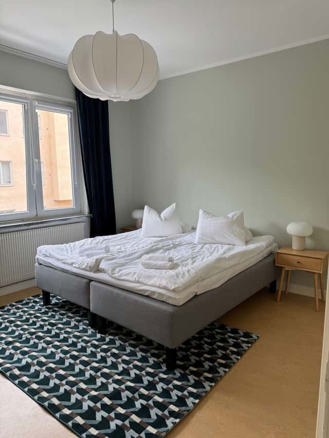 Mysig lägenhet med ett sovrum interiör i Sundbyberg med arbetsplats och separat kök