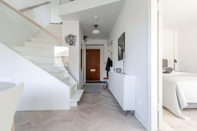 Södermalm Stockholmslägenhet med privat balkong och stadssilhuettutsikt
