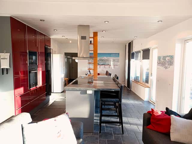 120 sqm apartment in Åre for 16 guests with south-facing balcony, open-plan kitchen and two private saunas