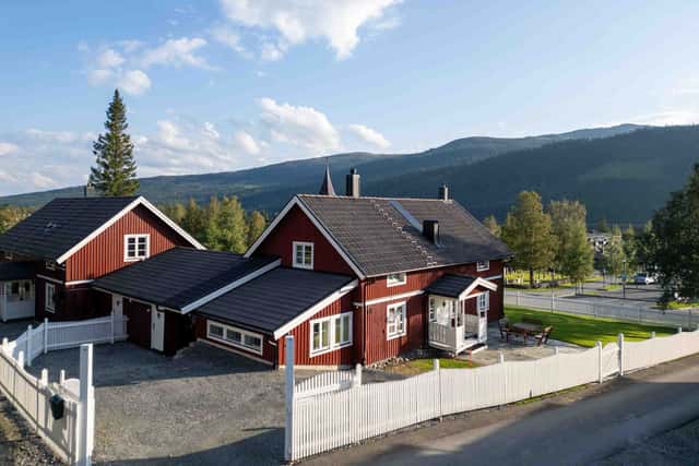 Åre family home, open-plan living room with fireplace, equipped kitchen, cozy bedrooms, private sauna, steps from ski lifts
