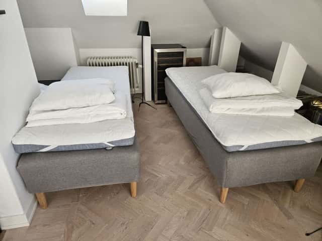 Södermalm Stockholmslägenhet med privat balkong och stadssilhuettutsikt