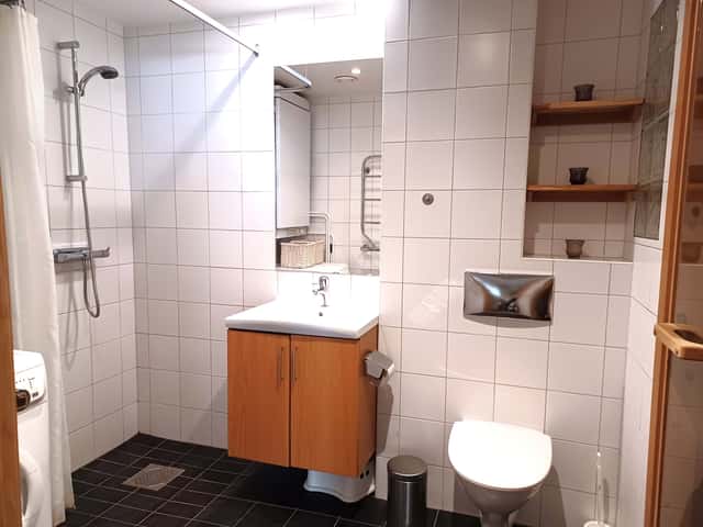 Two-story top-floor apartment in central Åre near ski lifts, with sauna, ski storage and garage parking