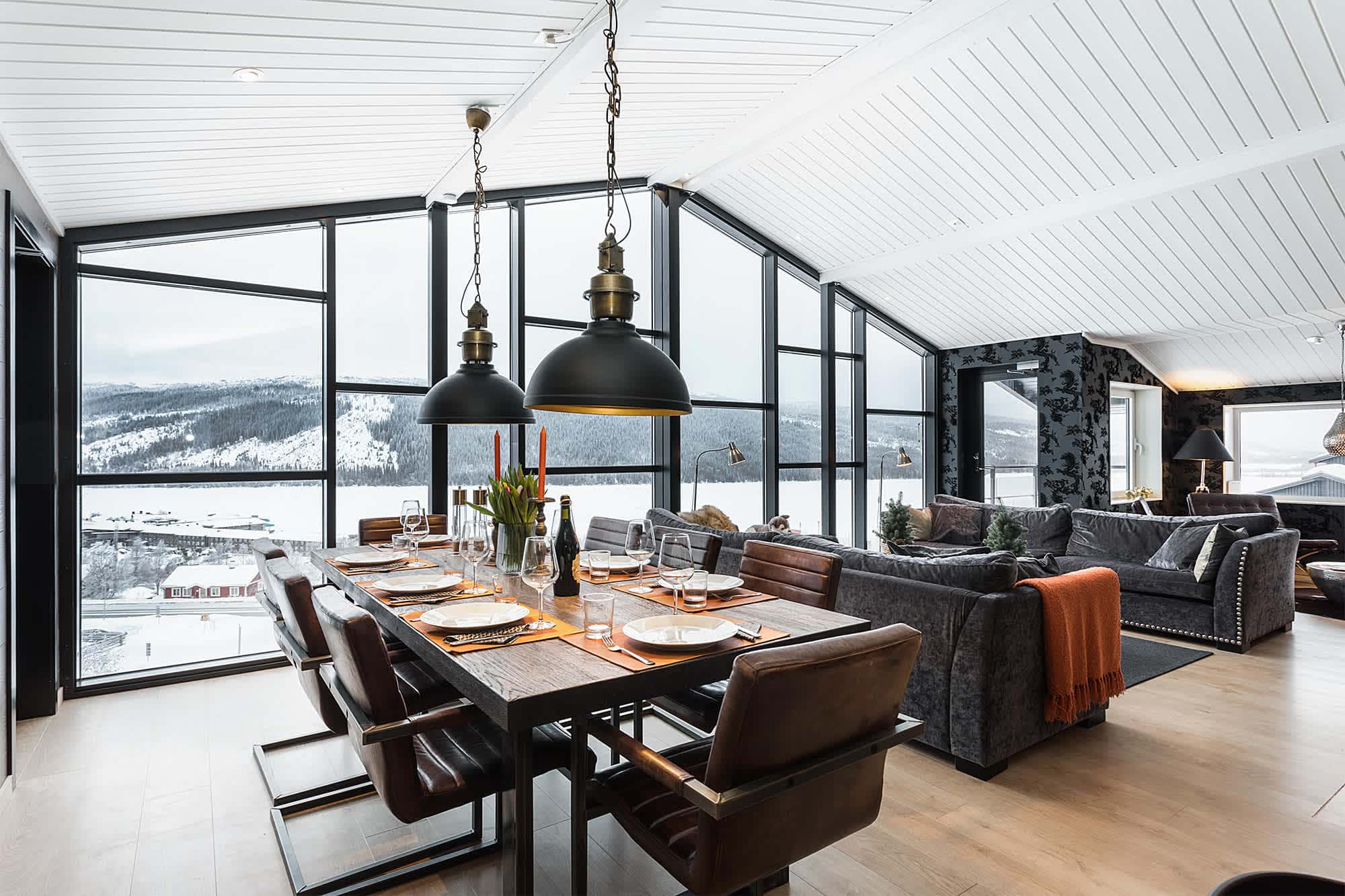 Rymlig lägenhet i Åre med stora fönster, bastu, öppen spis och balkonger nära skidåkning och centrum