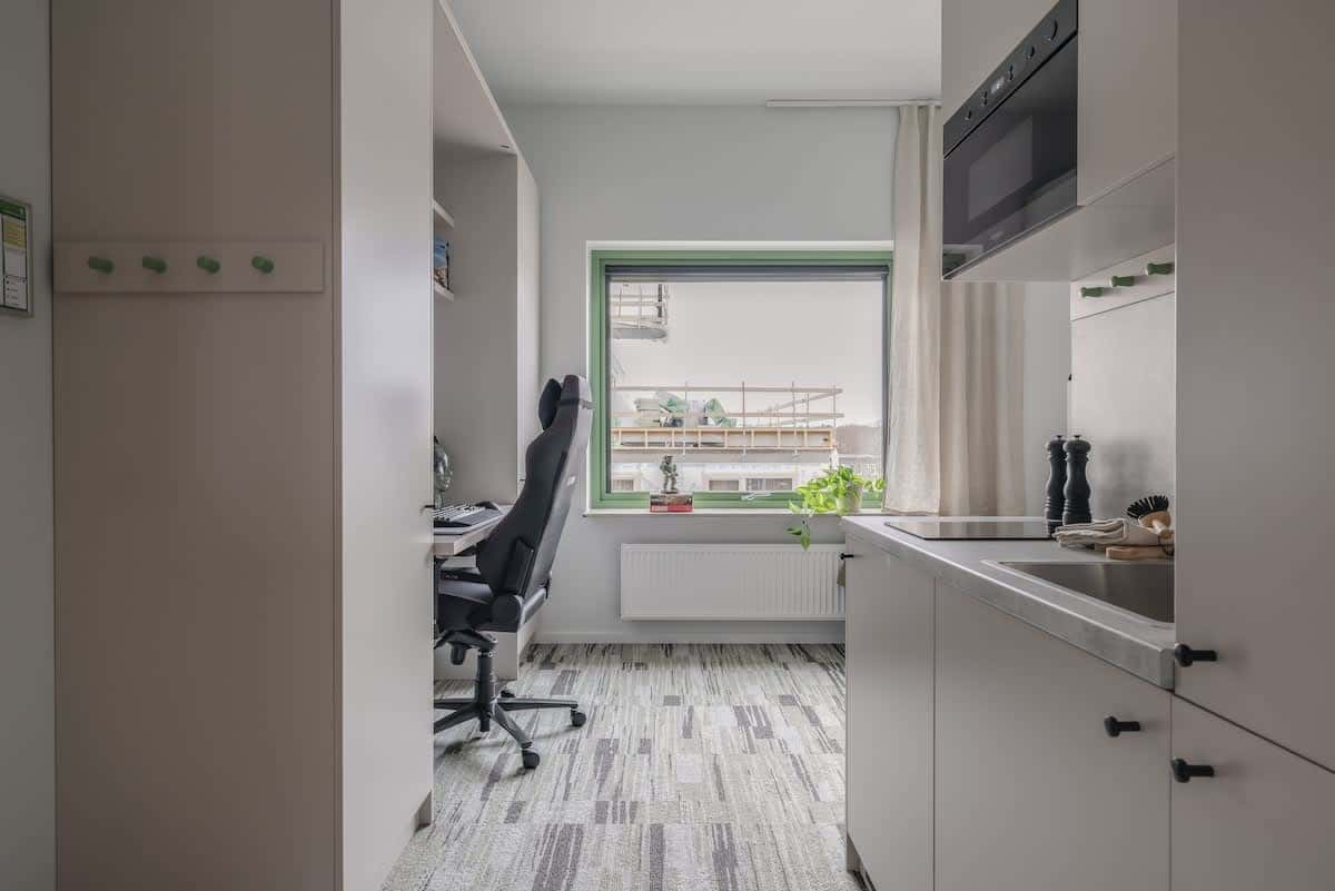HomeX Hotel Täby modernt rum, 120 cm säng, pentry, gemensamt kök, lounge, terrass