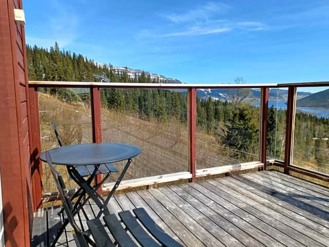 Spacious ski-in/ski-out home in Tegefjäll, 20 m from the slope, with sauna and ski storage