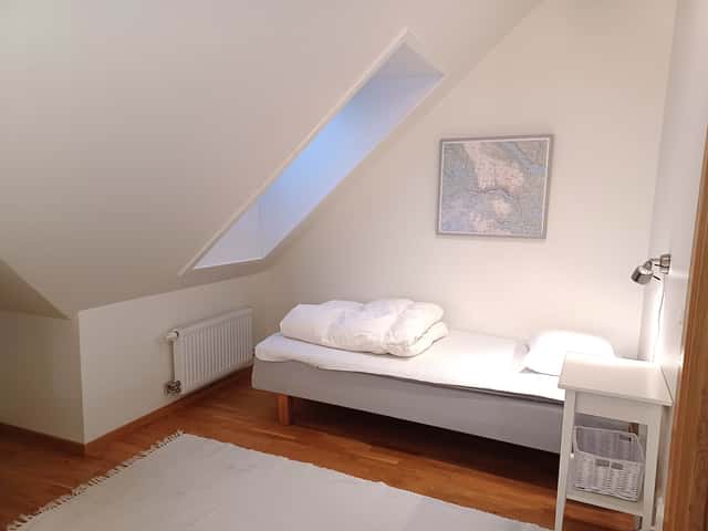 Two-story top-floor apartment in central Åre near ski lifts, with sauna, ski storage and garage parking