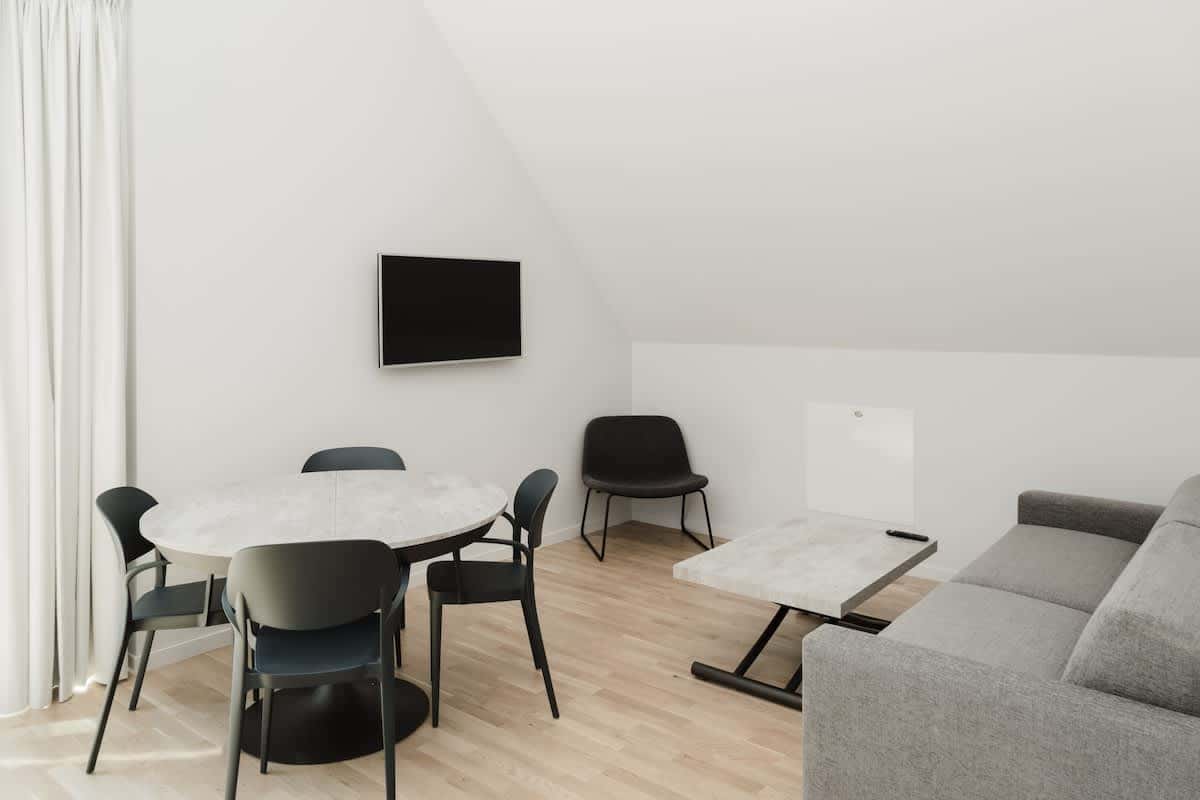 Loftallrum på Lidingö, minimalistisk inredning & naturligt ljus; modern köksdel; mysigt sovrum med arbetsyta