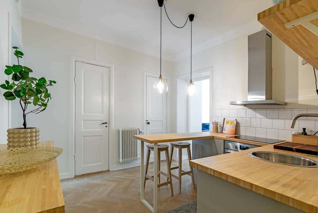 Lägenhet på Södermalm: kök med frukostbar, sovrum, matplats, vardagsrum, planlösning, badrum, balkong