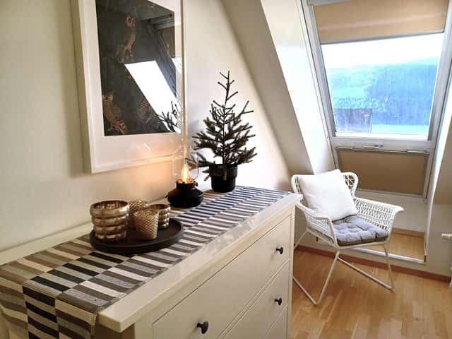 Two-story top-floor apartment in central Åre near ski lifts, with sauna, ski storage and garage parking