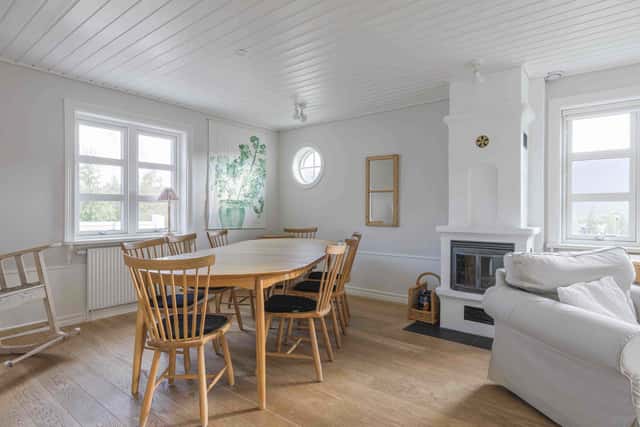 Åre family home, open-plan living room with fireplace, equipped kitchen, cozy bedrooms, private sauna, steps from ski lifts