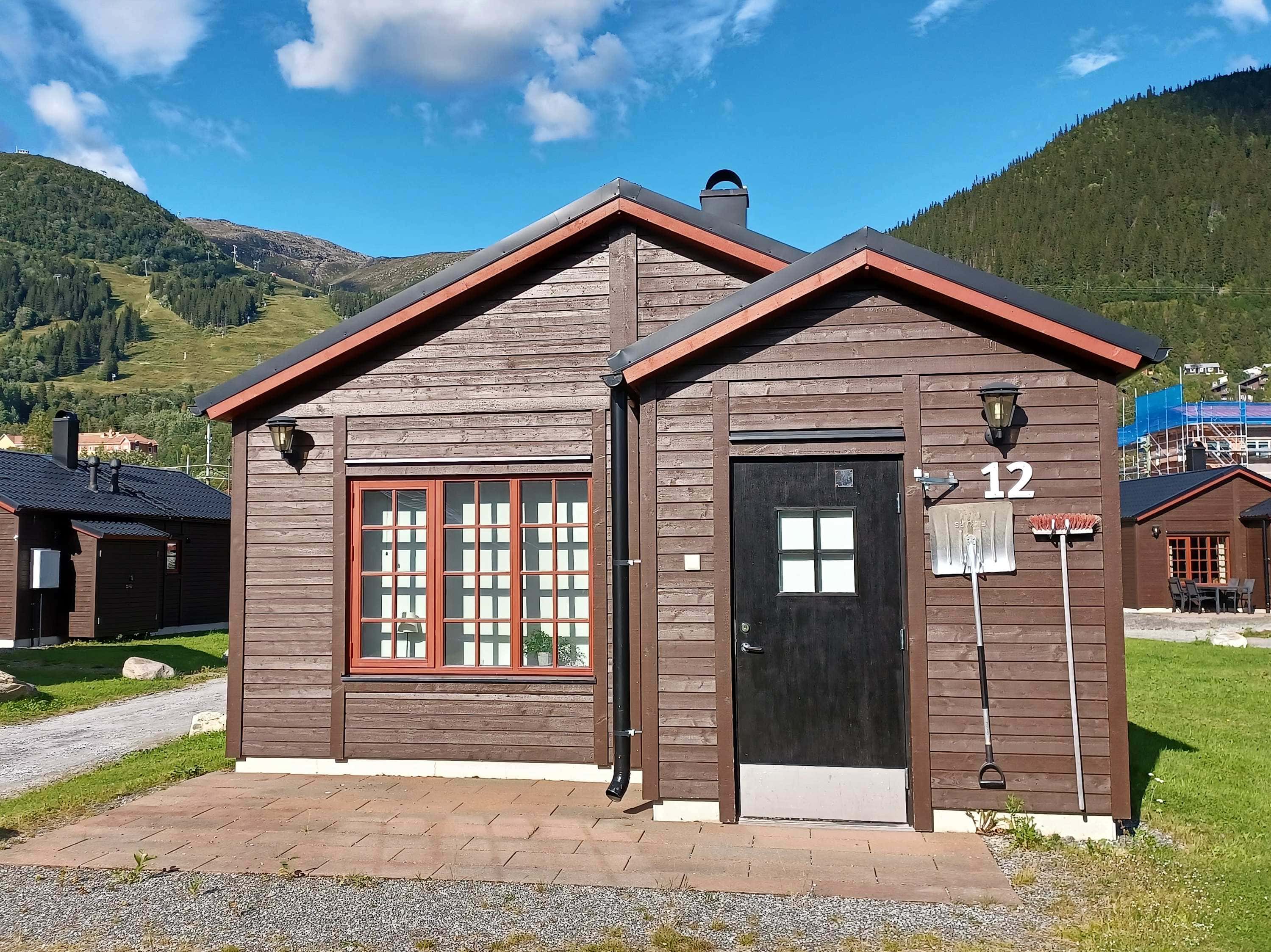 Fristående stuga vid sjön i Åre Strand med uteplats och öppen spis, nära skidbackar och centrum