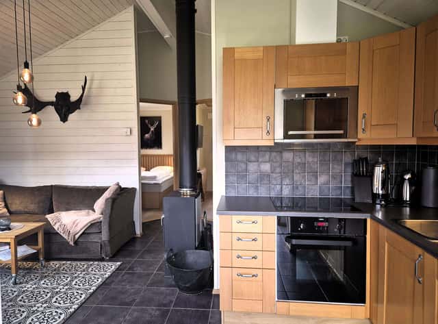 Detached cabin in Åre Strand near the lake with fireplace, patio, and easy walk to Åre slopes and cafés
