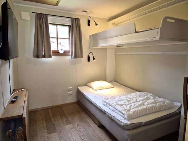 Detached cabin in Åre Strand near the lake with fireplace, patio, and easy walk to Åre slopes and cafés