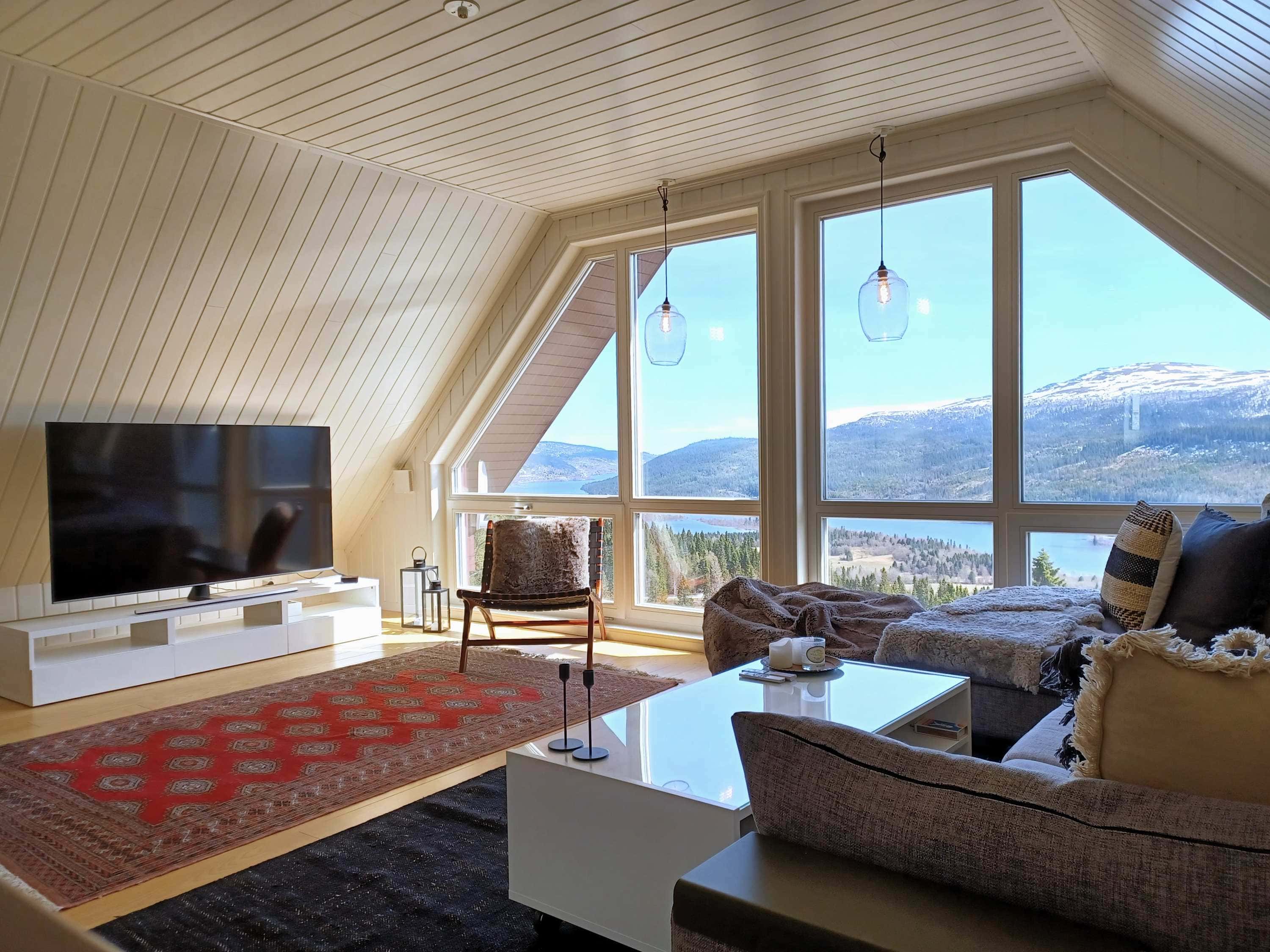 Spacious ski-in/ski-out home in Tegefjäll, 20 m from the slope, with sauna and ski storage