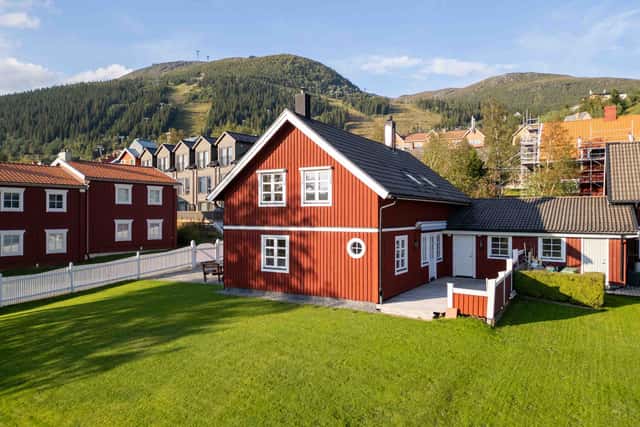 Åre family home, open-plan living room with fireplace, equipped kitchen, cozy bedrooms, private sauna, steps from ski lifts