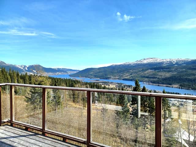 Spacious ski-in/ski-out home in Tegefjäll, 20 m from the slope, with sauna and ski storage
