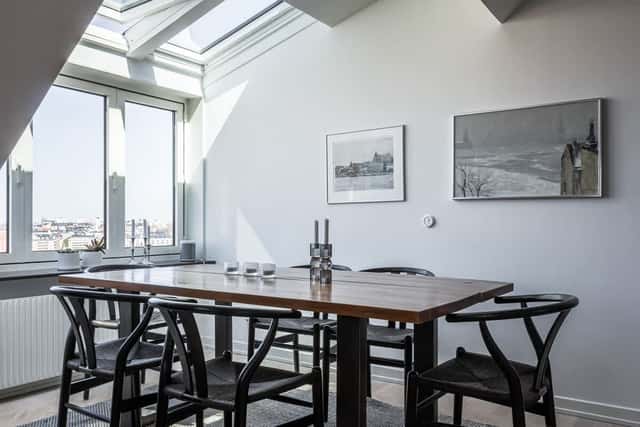Södermalm Stockholmslägenhet med privat balkong och stadssilhuettutsikt