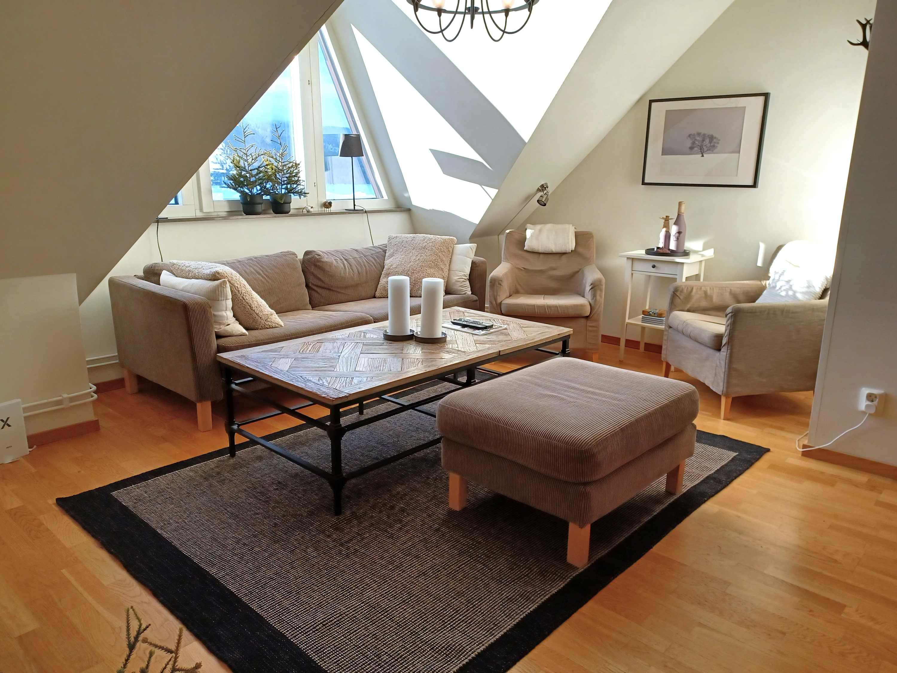 Two-story top-floor apartment in central Åre near ski lifts, with sauna, ski storage and garage parking