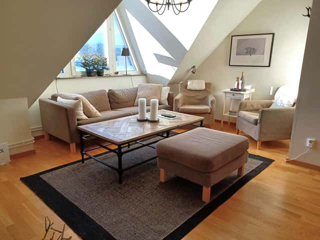 Two-story top-floor apartment in central Åre near ski lifts, with sauna, ski storage and garage parking