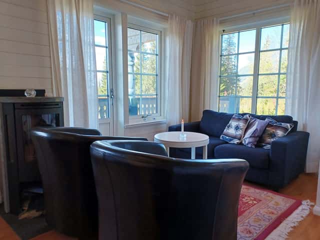 Detached cabin in Björnen Älgen, Åre near ski slope, with fireplace and south-facing patio.