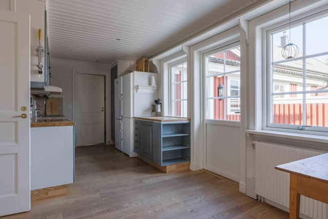 Åre family home, open-plan living room with fireplace, equipped kitchen, cozy bedrooms, private sauna, steps from ski lifts