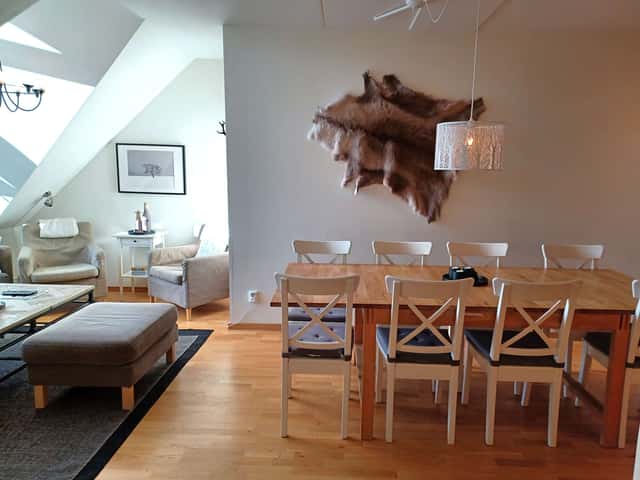 Two-story top-floor apartment in central Åre near ski lifts, with sauna, ski storage and garage parking
