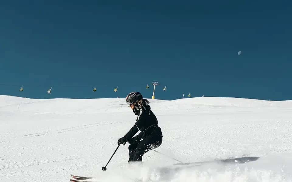 When do the ski lifts in Åre open?