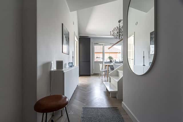 Södermalm Stockholmslägenhet med privat balkong och stadssilhuettutsikt