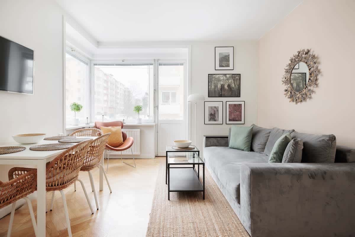 Vardagsrum med 160 cm bäddsoffa i Stockholmslägenhet