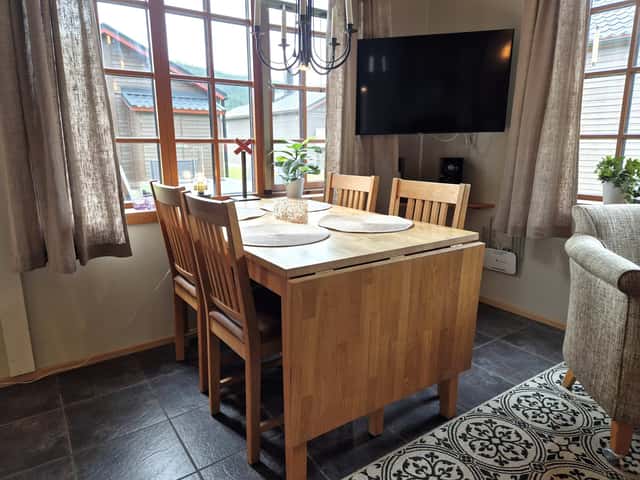 Detached cabin in Åre Strand near the lake with fireplace, patio, and easy walk to Åre slopes and cafés