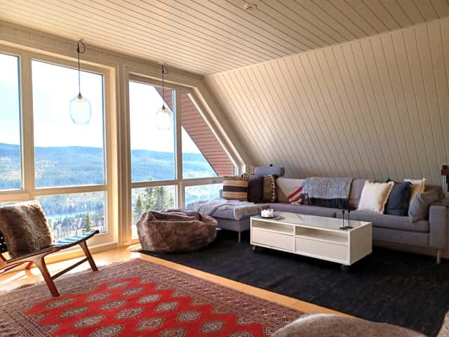 Spacious ski-in/ski-out home in Tegefjäll, 20 m from the slope, with sauna and ski storage