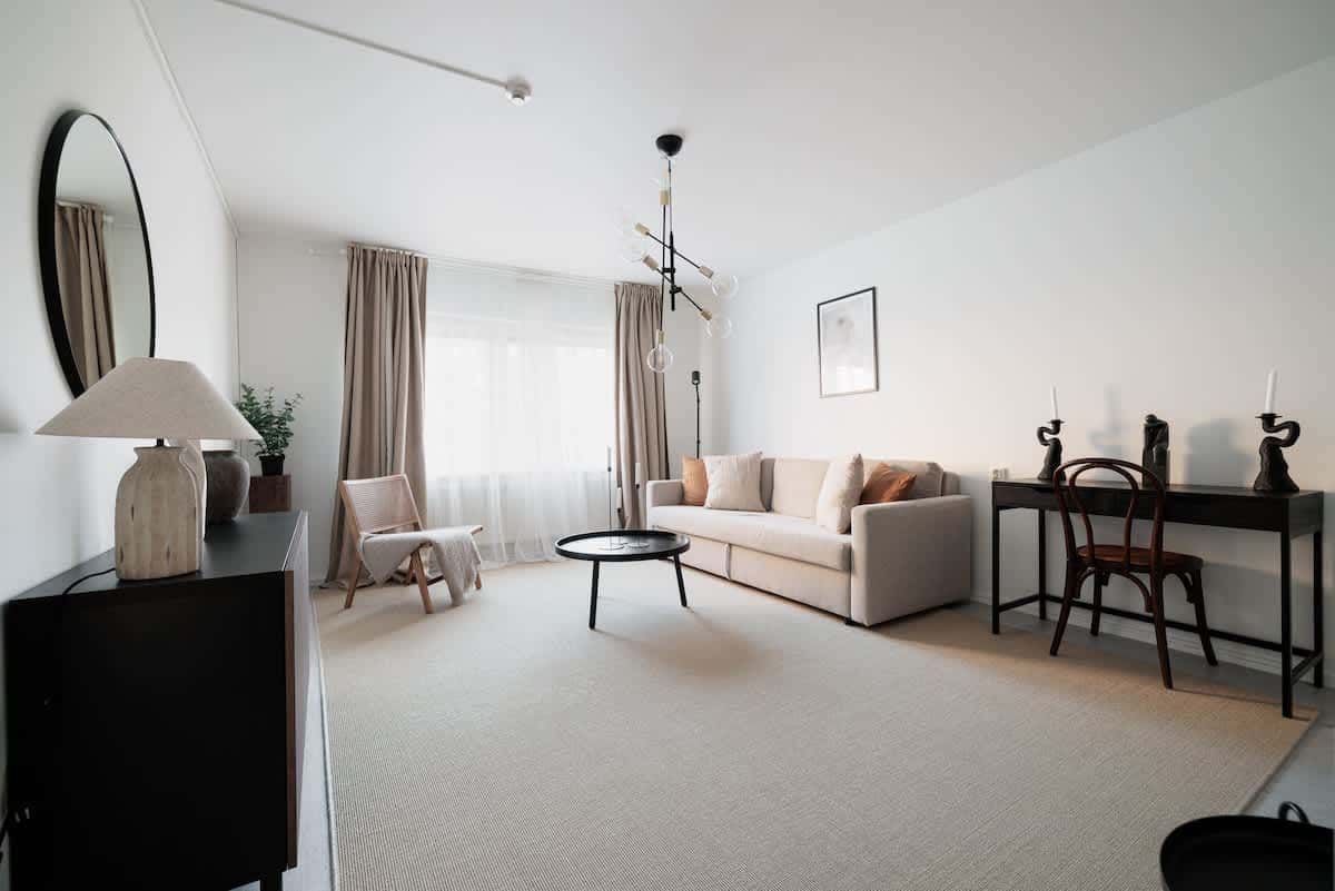 Studio på Södermalm med dubbelsäng, bäddsoffa, pentry, matplats och förvaringsutrymme