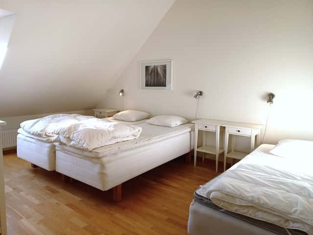 Two-story top-floor apartment in central Åre near ski lifts, with sauna, ski storage and garage parking