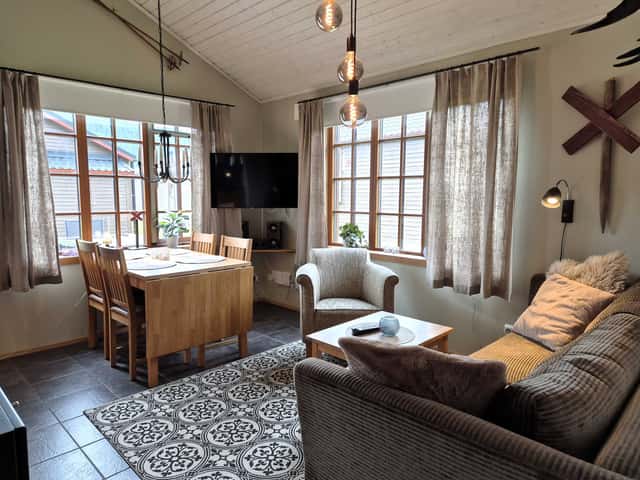 Detached cabin in Åre Strand near the lake with fireplace, patio, and easy walk to Åre slopes and cafés
