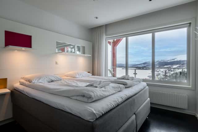 Åre Tott ski in/ski out apartment exterior view with ski bridge and mountain panorama